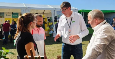 Rozmowy z klientami podczas Agro Show Bednary 2024.