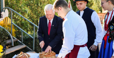 Dyrektor oraz młodzież Zespołu Szkół Centrum Kształcenia Rolniczego