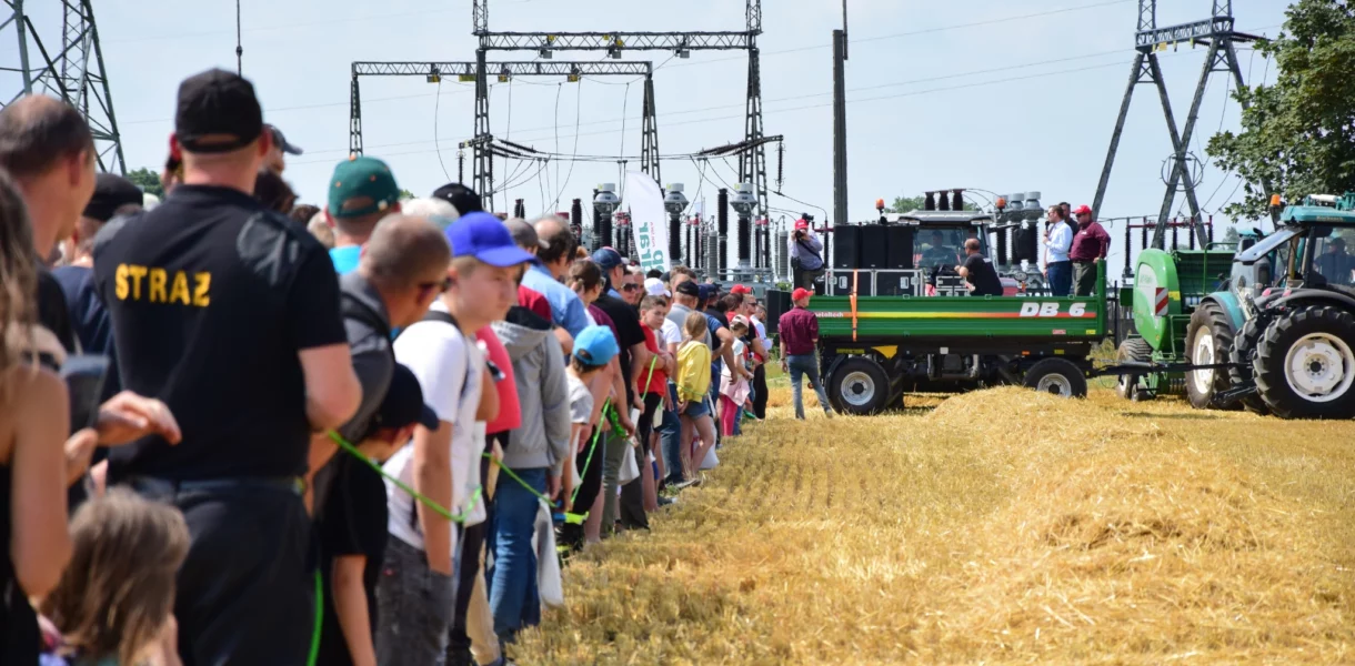 Prezentacja maszyn rolniczych na polach PHR
