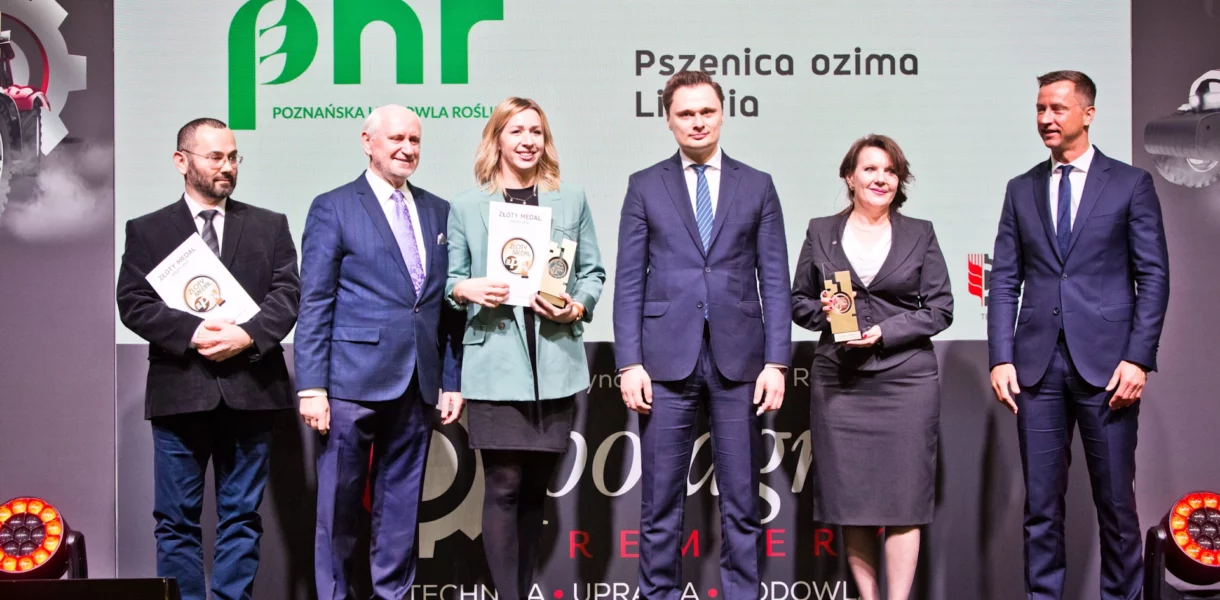 Na zdjęciu od lewej: Paweł Barzyk – kierownik programu hodowlanego w PHR, hodowca łubinu, prof. Grzegorz Skrzypczak – przewodniczący Sądu Konkursowego Złote Medale Polagra Premiery, Róża Martofel – kierownik programu hodowlanego w PHR, hodowca pszenicy ozimej, Krzysztof Ciecióra - podsekretarz stanu w Ministerstwie Rolnictwa i Rozwoju Wsi, Danuta Hądzlik, Prezes Zarządu PHR, Filip Bittner – Wiceprezes Zarządu MTP.
