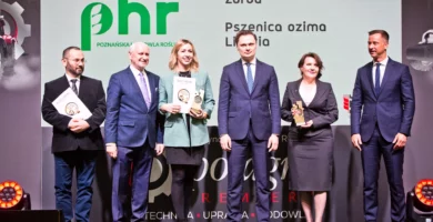 Na zdjęciu od lewej: Paweł Barzyk – kierownik programu hodowlanego w PHR, hodowca łubinu, prof. Grzegorz Skrzypczak – przewodniczący Sądu Konkursowego Złote Medale Polagra Premiery, Róża Martofel – kierownik programu hodowlanego w PHR, hodowca pszenicy ozimej, Krzysztof Ciecióra - podsekretarz stanu w Ministerstwie Rolnictwa i Rozwoju Wsi, Danuta Hądzlik, Prezes Zarządu PHR, Filip Bittner – Wiceprezes Zarządu MTP.
