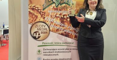 Pani Prezes Poznańskiej Hodowli Rośłin ze Złotym Medalem dla Pszenicy ozmiej Essa